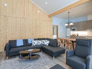 ein Wohnzimmer mit Sofa, Stühlen und einem Tisch in der Unterkunft Holiday Home Villa mella by Interhome in Raattama