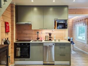 Kuchyň nebo kuchyňský kout v ubytování Holiday Home Pyhtään jussila by Interhome