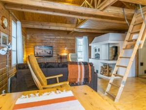 - un salon avec un canapé et une échelle dans l'établissement Holiday Home Karinkunnas by Interhome, à Rautavaara