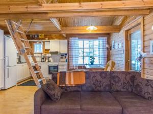 - un salon avec un canapé et une échelle dans l'établissement Holiday Home Karinkunnas by Interhome, à Rautavaara