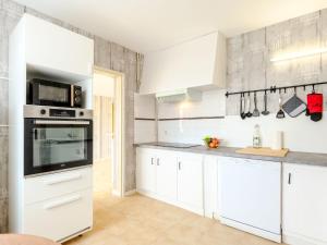 Nhà bếp/bếp nhỏ tại Holiday Home Les Trounques-2 by Interhome