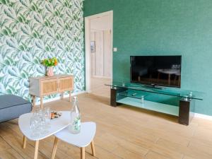 TV/trung tâm giải trí tại Holiday Home Les Trounques-2 by Interhome