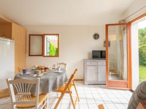 TV a/nebo společenská místnost v ubytování Holiday Home Bois Soleil-2 by Interhome