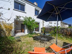 Un patio con una mesa y sillas y una sombrilla. en Holiday Home Le Verger by Interhome, en Carnac 15 fotos más