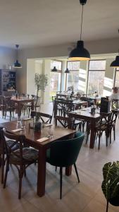 Reštaurácia alebo iné gastronomické zariadenie v ubytovaní Penzion Platan