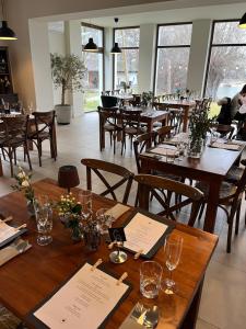 Reštaurácia alebo iné gastronomické zariadenie v ubytovaní Penzion Platan