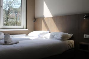 Säng eller sängar i ett rum på Aston City Hotel
