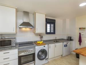Η κουζίνα ή μικρή κουζίνα στο Apartment Torrenova IV by Interhome
