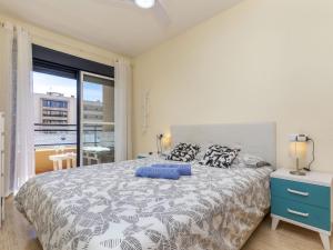 Ένα ή περισσότερα κρεβάτια σε δωμάτιο στο Apartment Torrenova IV by Interhome