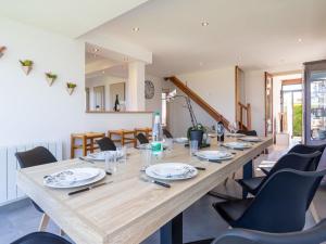 Posezení v ubytování Holiday Home La maison du phare by Interhome