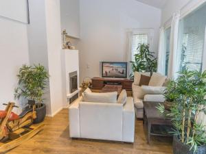 un salon avec des meubles blancs et des plantes en pot dans l'établissement Holiday Home Villa sjövik by Interhome, à Kemiönsaari