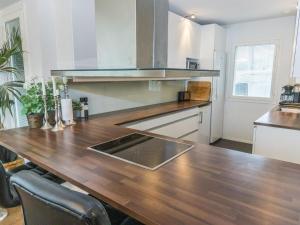 - une cuisine avec une table en bois et un comptoir dans l'établissement Holiday Home Villa sjövik by Interhome, à Kemiönsaari