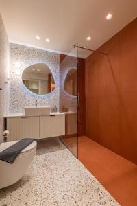 a bathroom with a tub and a sink and a mirror at 2A Easy Living Apartment in Bendevís