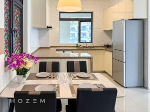 振林山2BR2B Hozem JB2502 Apartment Forest City的配有桌椅和冰箱的厨房