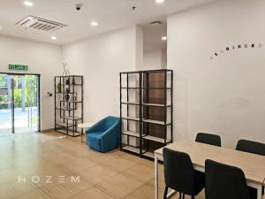 2BR2B Hozem JB2502 Apartment Forest City的休息区