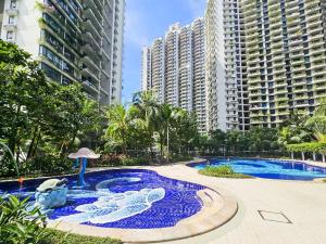 2BR2B Hozem JB2502 Apartment Forest City内部或周边的泳池