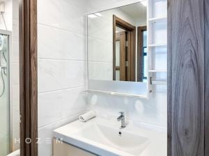 2BR2B Hozem JB2502 Apartment Forest City的一间浴室