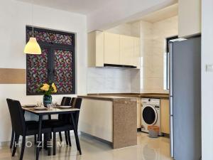 振林山2BR2B Hozem JB2502 Apartment Forest City的一间带桌椅的厨房和一间带洗碗机的厨房