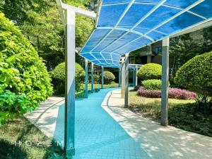 2BR2B Hozem JB2502 Apartment Forest City外面的花园