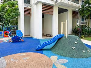2BR2B Hozem JB2502 Apartment Forest City的儿童游玩区