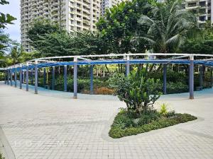 2BR2B Hozem JB2502 Apartment Forest City外面的花园