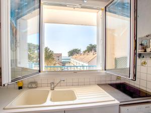 cocina con fregadero y ventana grande en Apartment Les Tilleuls-3 by Interhome, en La Bernerie-en-Retz 8 fotos más