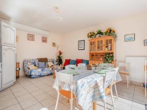 una sala de estar con una mesa y un sofá en Holiday Home Côté Sud by Interhome, en Cancale 15 fotos más
