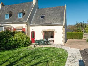 Casa con puerta roja y patio en Holiday Home Côté Sud by Interhome, en Cancale