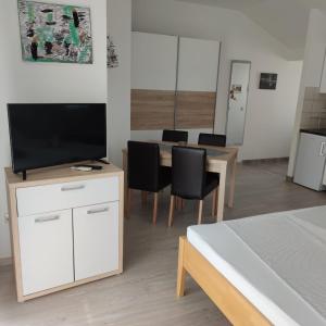 TV a/nebo společenská místnost v ubytování Nara Homes