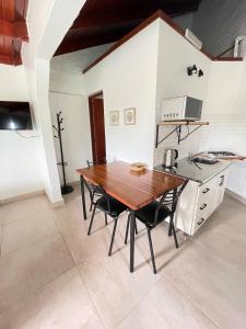 een keuken met een houten tafel en stoelen bij Bungalows Bella Vista in Federación +115 foto's