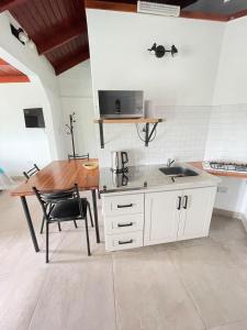 een keuken met een wastafel en een tafel bij Bungalows Bella Vista in Federación