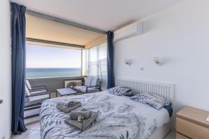 una camera da letto con un letto con vista sull'oceano di Costa Plana 135 a Cap d'Ail Altre 51 foto