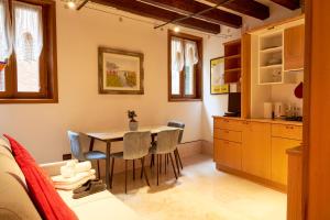 a kitchen and dining room with a table and chairs at Nama Boutique Residence in Venice +32 photos
