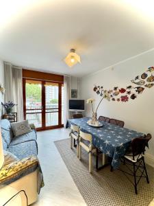 Televisyen dan/atau pusat hiburan di Piazza del Sole Apartment- 1 minute walk from the beach- free park