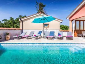 Bazén v ubytování Holiday Home casa Manera by Interhome nebo v jeho okolí