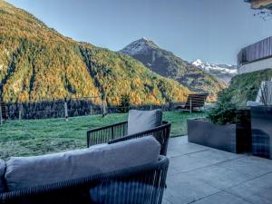 un patio con 2 sillas y vistas a la montaña en Holiday Home The Peak-11 by Interhome, en Sölden