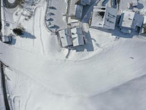 een luchtzicht op een gebouw in de sneeuw bij Holiday Home The Peak-11 by Interhome in Sölden