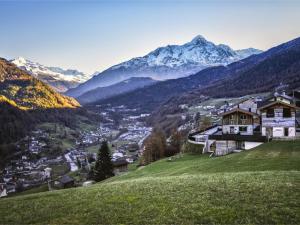 Una vista de un valle con montañas al fondo. en Holiday Home The Peak-11 by Interhome, en Sölden