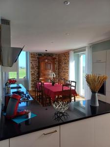 Kuchyň nebo kuchyňský kout v ubytování Maison au pied des Pyrénées
