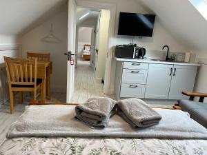 una stanza con un letto con asciugamani sopra di V93C9R0 Stone View Wonderful spacious two bed attic rooms private entrance private bathroom with kitchenette a Killarney, Co Kerry