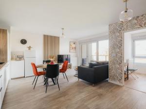カンカルにあるApartment Ker Eol-2 by Interhomeのソファとテーブルと椅子のあるリビングルーム