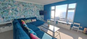 Posezení v ubytování Princes Esplanade-Luxury Beachfront House with Balcony a stone throw from Gurnard Beach