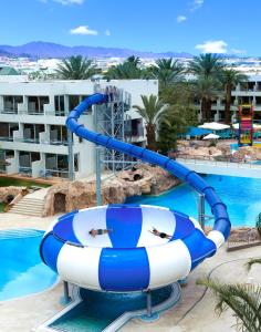 エイラットにあるLeonardo Club Eilat - All Inclusiveのリゾートのプール内のウォータースライダー