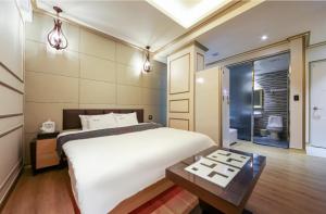 Postel nebo postele na pokoji v ubytování Hotel Zara Gwangju Cheomdan