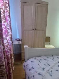 Un pat sau paturi într-o cameră la Apartment DB