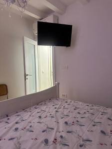 Un pat sau paturi într-o cameră la Apartment DB