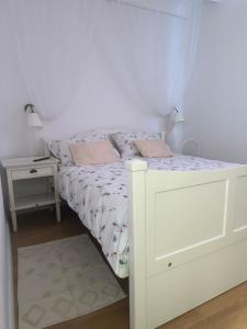 Un pat sau paturi într-o cameră la Apartment DB
