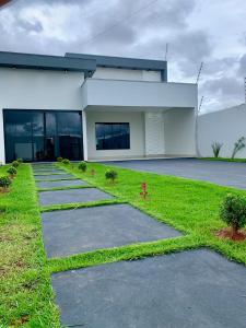 un grande edificio bianco con un passaggio di fronte ad esso di casa com piscina a Sinop