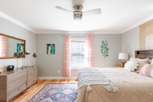 Postel nebo postele na pokoji v ubytování Pet Friendly - Cozy Nut Shell