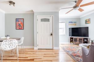 TV a/nebo společenská místnost v ubytování Pet Friendly - Cozy Nut Shell